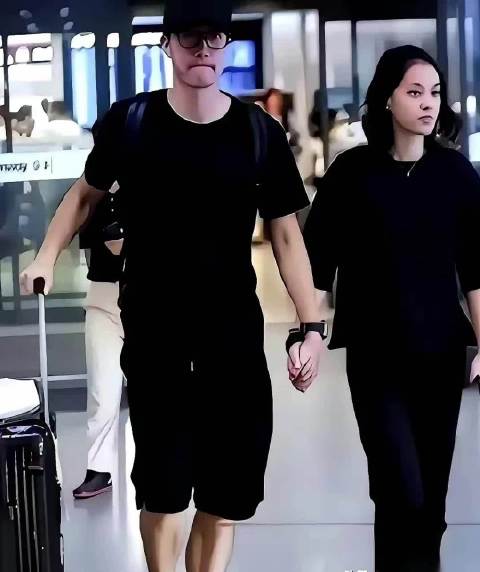 43岁刘翔不上班不创业，与妻子上海街头遛狗