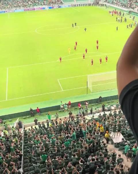 1：3客场输给北京国安后浦项制铁赛后向工体北看台国安球迷鞠躬致谢！