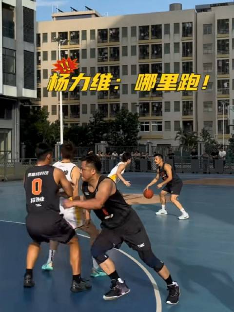 东莞奥普特公司邀妞姐静哥热身打篮球