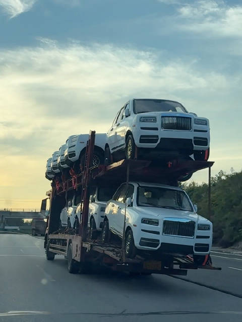 第一眼以为拉一车库里南，细看是新能源车