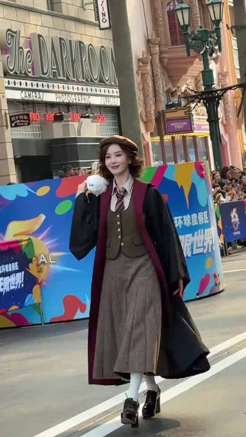 北京环球影城五周年庆典星光熠熠，连续两年净亏损超15亿元
