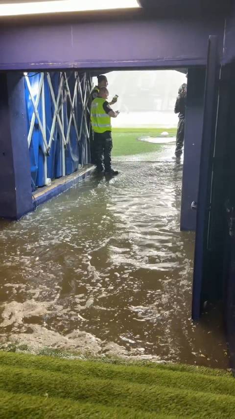 暴雨致莱万特与毕尔巴鄂竞技比赛推迟，球员通道被淹