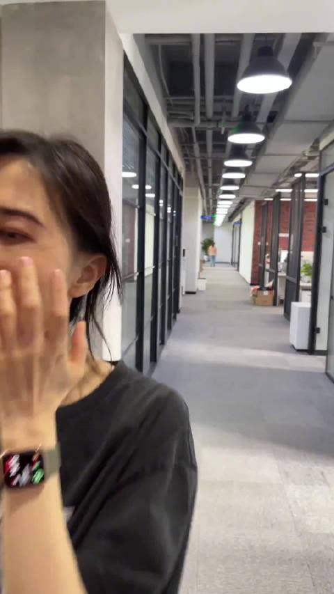 去坐高铁，买票时看一眼座位号，路上看一眼，到车站看一眼，候车时看一眼…