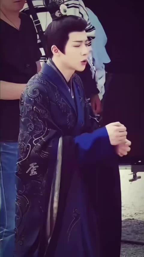刘宇宁折腰戏外互动，魏劭小乔同框甜蜜