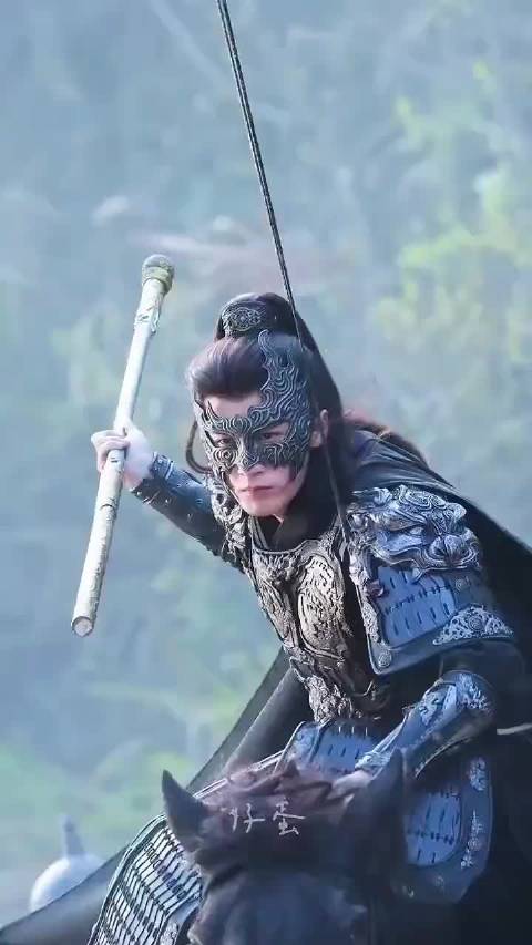 黑斗篷配面具氛围感直接拉满，一眼魂穿防风邶，隐忍将军谁能不爱