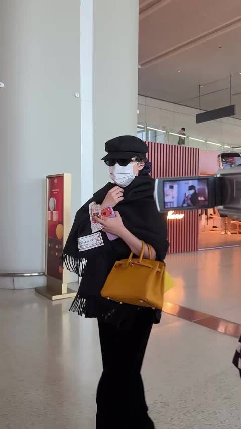 看得出来她很爱惜包 拎一个跨一个 不舍得托运她是准备走 贵妇人设