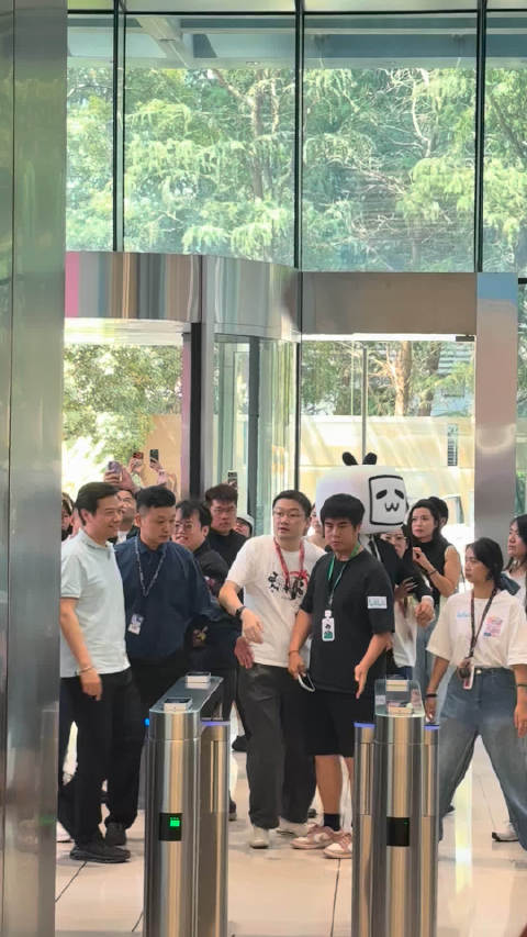 雷军回B站赠送全体正职员工SU7车模