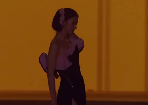 金晨VOGUE内场红毯走秀，又美又飒，将独属于她的高级感完美释放出来