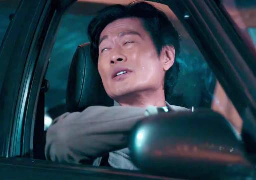 就因为查到了警队内部有人贪污，结果他就被一枪爆头！