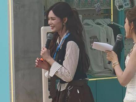 她亲切又灵动，美得自然，毫无距离感