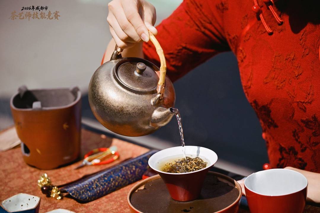 “一杯蜀茶”撬动消费新势能 2026年成都市茶艺师技能竞赛收官