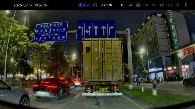 新手变道被临停大货车干扰，刮蹭奔驰两车门