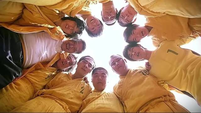 教练在场边心绪翻涌，二十年积压的委屈不甘，此刻全部化作热泪