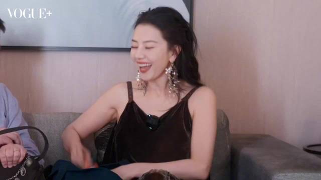 高圆圆翻包分享坦言丢无数蓝牙耳机改用有线，经纪人随身针线包贴心