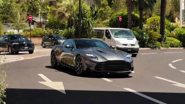 Aston Martin Vanquish 优雅飘过