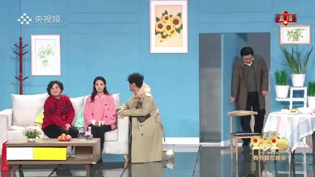 贾玲张小斐假装吵架，拔蒜苗掰口红场面失控