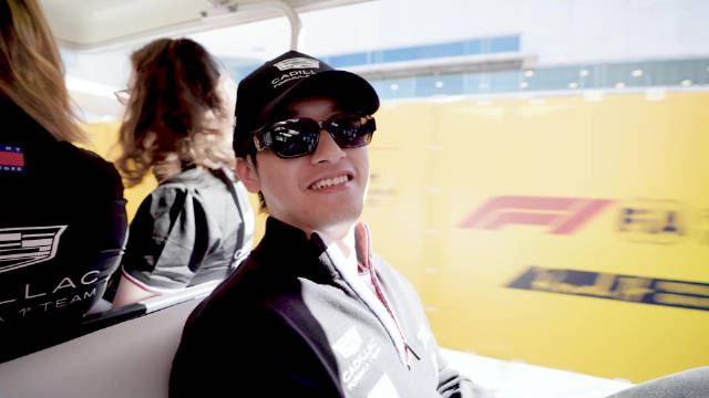 出现在凯迪拉克F1车队F1西班牙站纪录片中的中国周周冠宇
