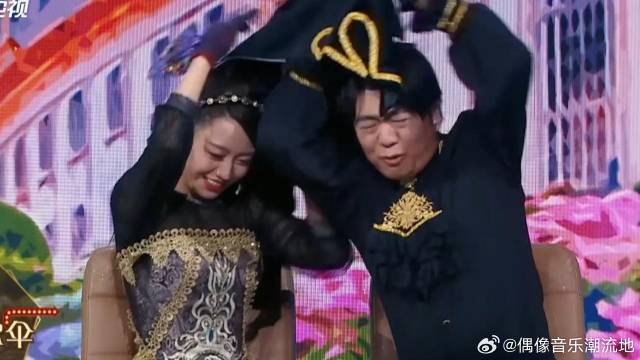 吉娜面前弹出一把迷你伞 郎朗立马给老婆披衣服挡雨，太甜蜜狠狠磕到了！