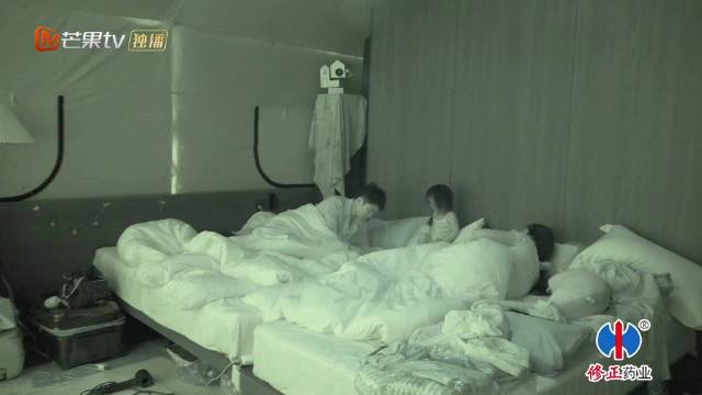 亦安起床就喊“哥哥”，太可爱了 璐璐日常被萌到，打开手机秒拍