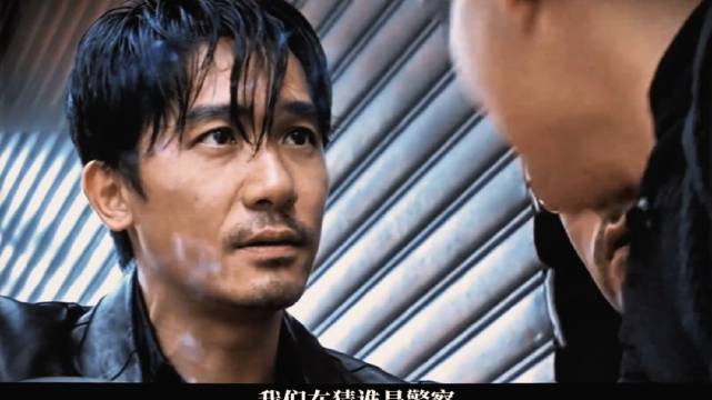 陈永仁刚逃出大厦，黄警司就被从楼上扔下来，摔死在他面前