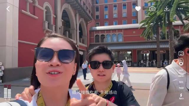 孙颖莎与陈清晨环球影城游玩vlog记录友谊时刻
