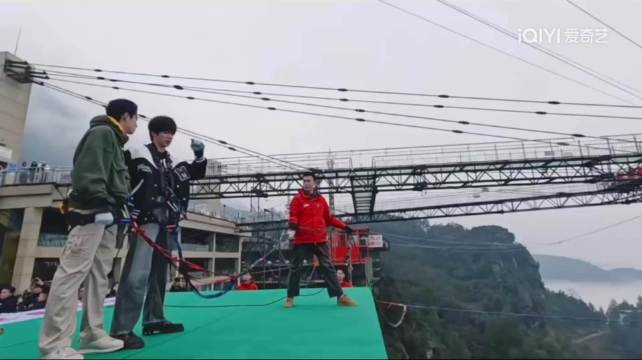 王鹤棣刘耀文放弃卧底任务，挺身蹦极助全队通关