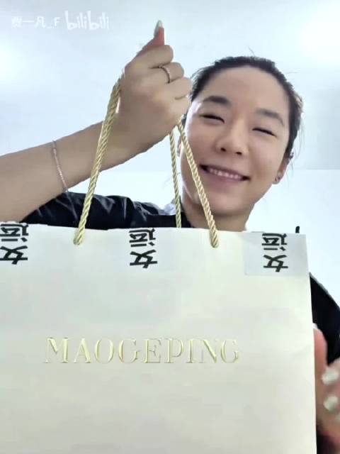 贾一凡亚运会前拍开箱，详细展示赞助化妆品