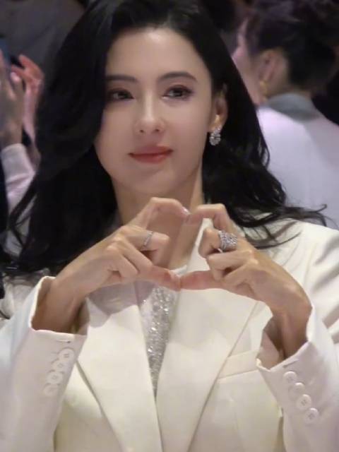 张柏芝三胎后全面复出，签约华纳发新歌跑多场演唱会