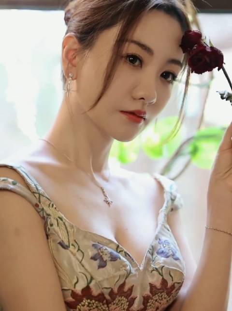 又是一年北京时装周，回顾杨蓉2024北京时装周开幕盛典造型 蓉妹真的太美了