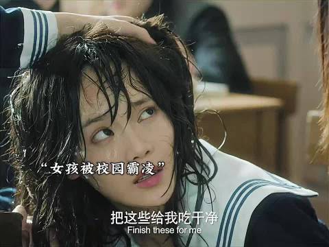 白天他是个斯斯文文的中文老师，晚上戴上小丑面具惩奸除恶
