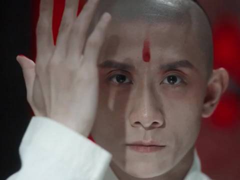 眉间一抹红！这个坚定的眼神！…