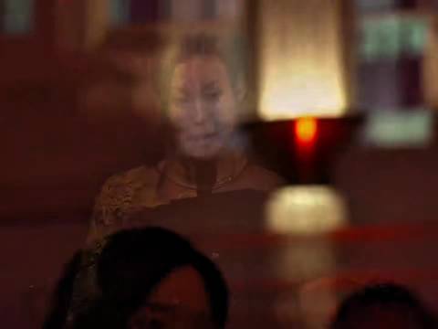 谷爱凌站在舞台麦克风前，认真讲述Michael被韩国人抚养长大的故事