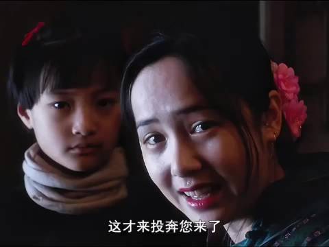 小豆子进入戏班的经历，折射出旧社会底层人物生存下的无奈与挣扎