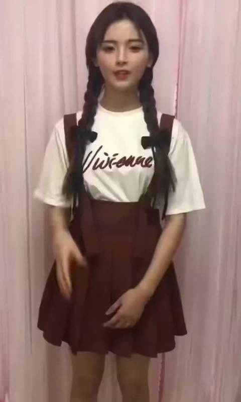 杨超越19岁时的面试视频，说自己泪点低看到妈妈杀鸡宰羊时会哭…