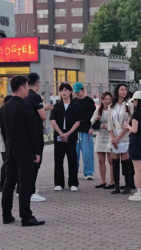 已就位小鹏G9L 发布会现场 外场上厕所偶遇了神秘嘉宾尹正老师…