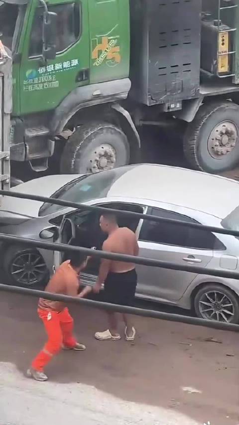 出门在外，还是别意气用事吧，好在这个大货车司机在极端愤怒下还能保持清醒