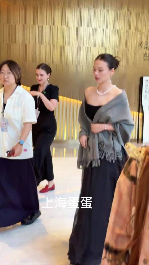 马思纯亮相上海白玉兰电视节，线下状态如何