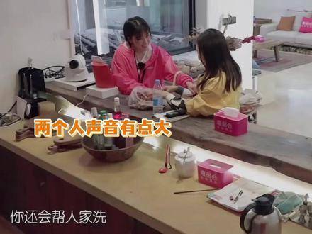 阚清子与李兰迪在客栈高声玩闹，引得刘涛当场出言提醒