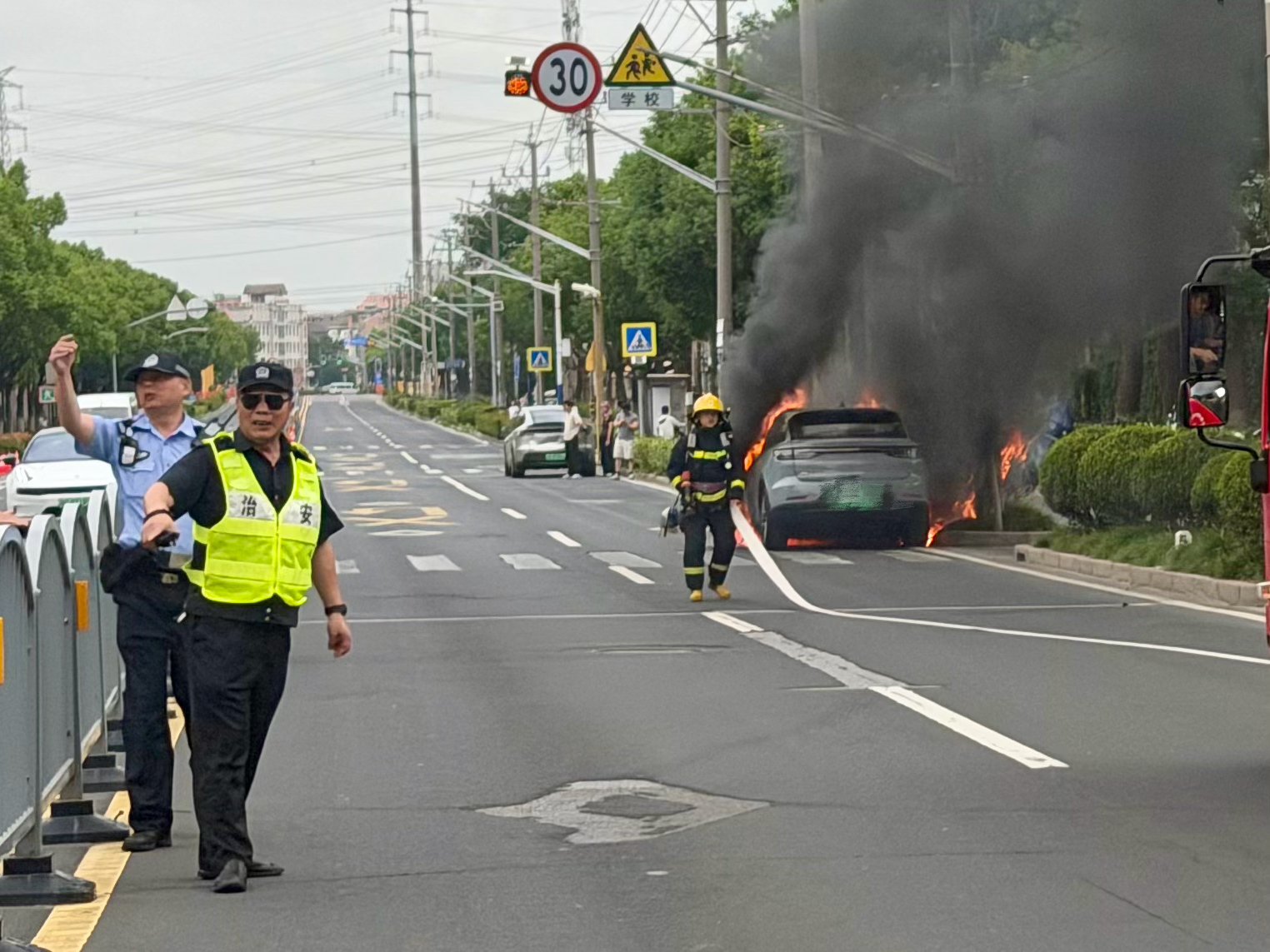 零跑汽车街头追尾后发生爆燃，无人员伤亡