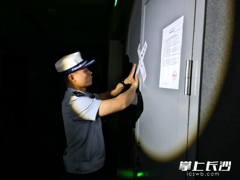 采用可燃材料装饰!望城消防临时查封一家公共娱乐场所 采用可燃材料装饰!望城消防临时查封一家公共娱乐场所