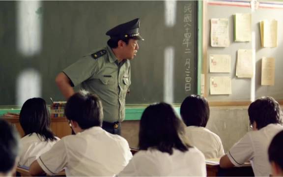 新交的班费不翼而飞，教官让同学们相互投票，找出小偷