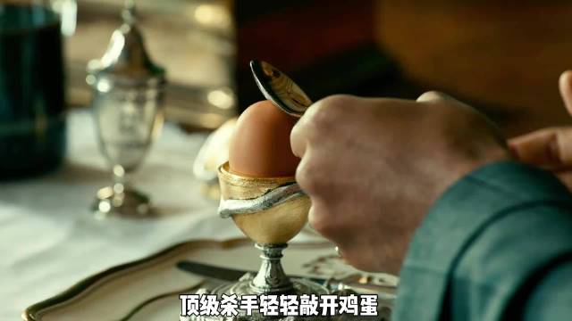 男人只看了一眼勺子，竟发现远处有个狙击手！