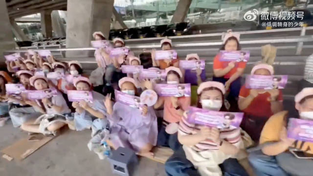 许凯海外人气太旺了！好多粉丝在等他！
