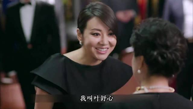 女人的裙子意外崩开，绅士丈夫及时化解尴尬