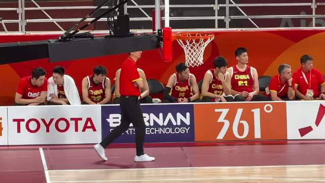 中国男篮已到输无可输境地，队员表现呆若木鸡