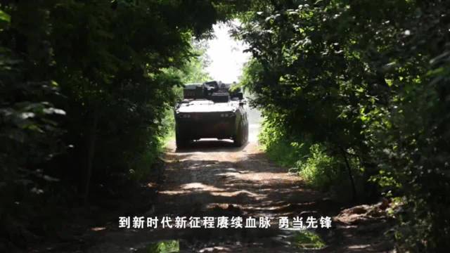 83集团军某旅列装新型大八轮战车
