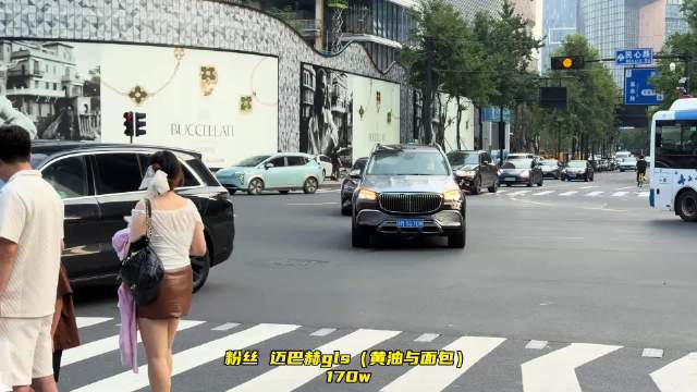 迈巴赫gls兄弟面包一甩直接拉满，法拉利f8声浪悦耳，福特野马GT8缸起飞