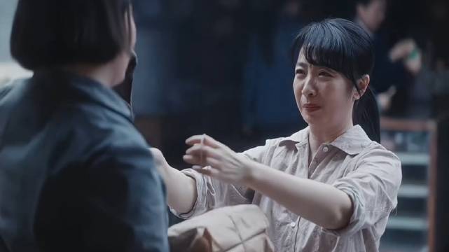只因生意被抢，竟当众扒人衣服泄愤，事后还丝毫不知悔改