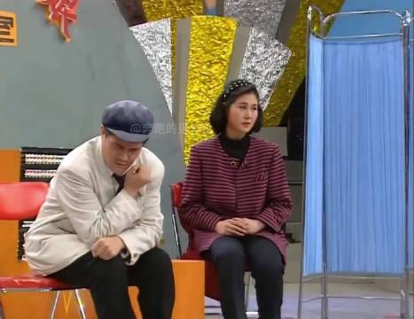 小品中哽咽讲述真情，不求富贵只求完整家
