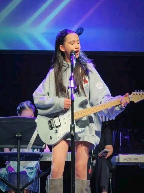 黄磊二女儿登台演出，多妹吉他弹唱，酷girl
